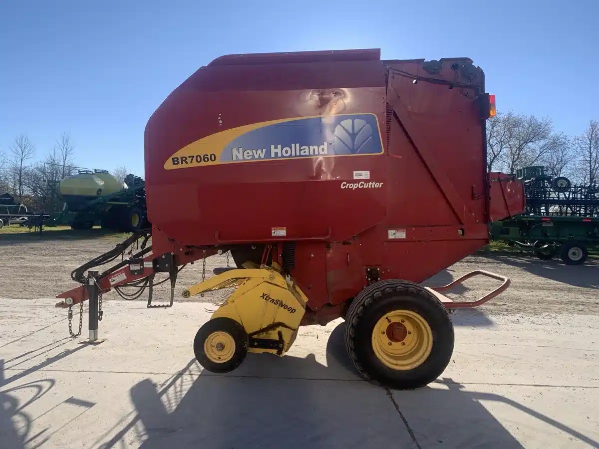 New Holland BR7060 for sale in Canada & USA