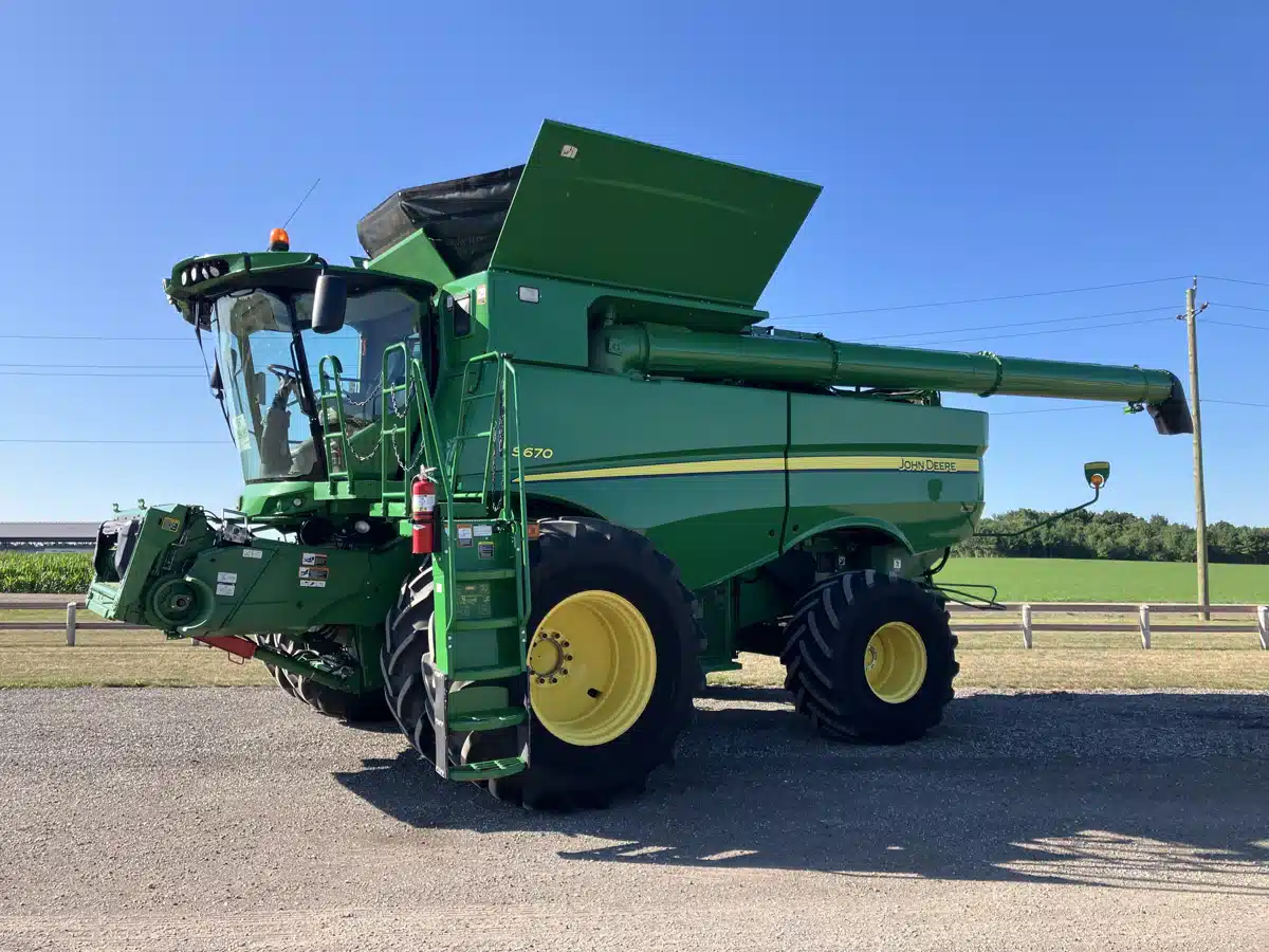 Gallery image 2 for Used 2016 John Deere S670 Combine