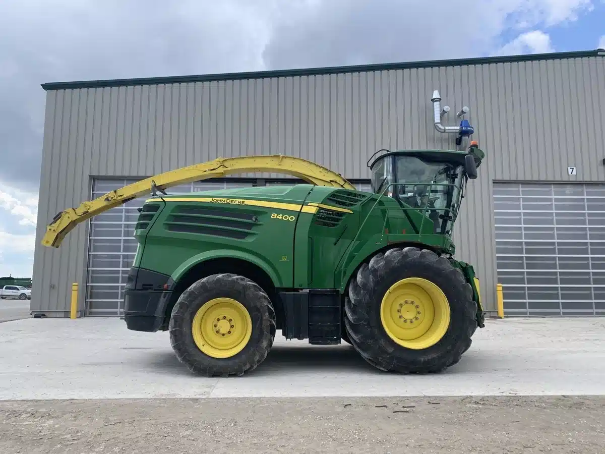 Gallery image 2 for Used 2015 John Deere 8400 Forage Harvester