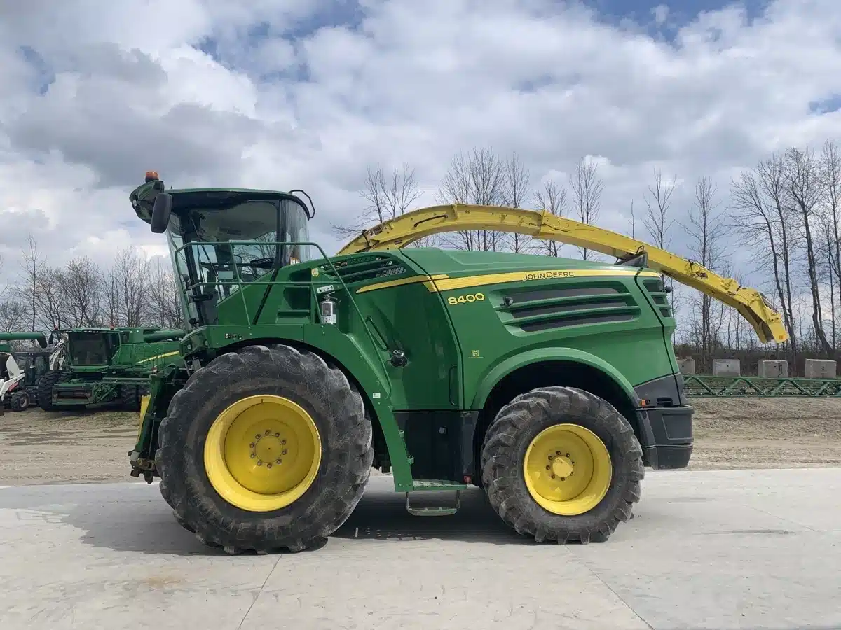 Gallery image 1 for Used 2015 John Deere 8400 Forage Harvester