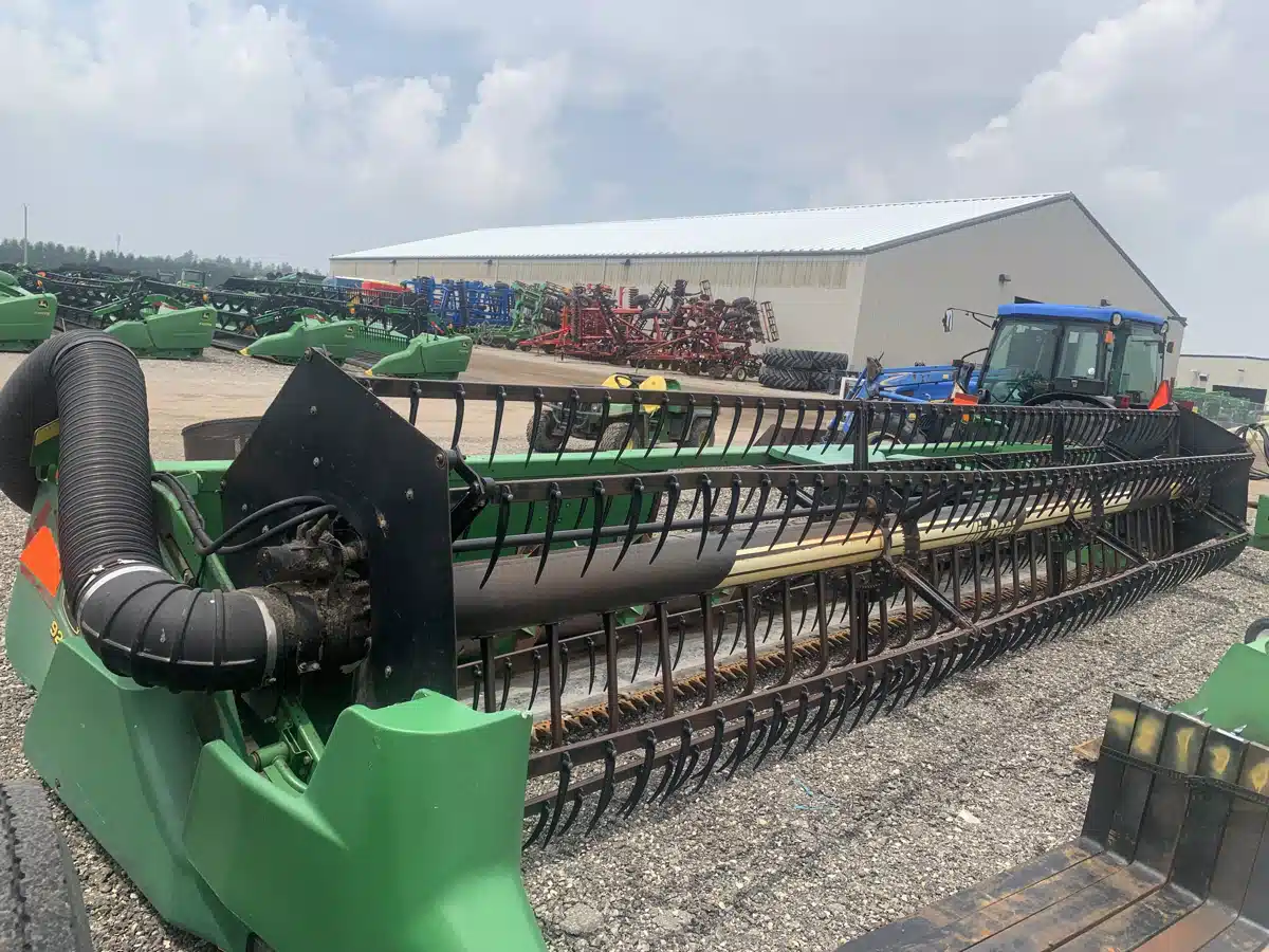 Gallery image 1 for Used 2002 John Deere 925 Header - Auger