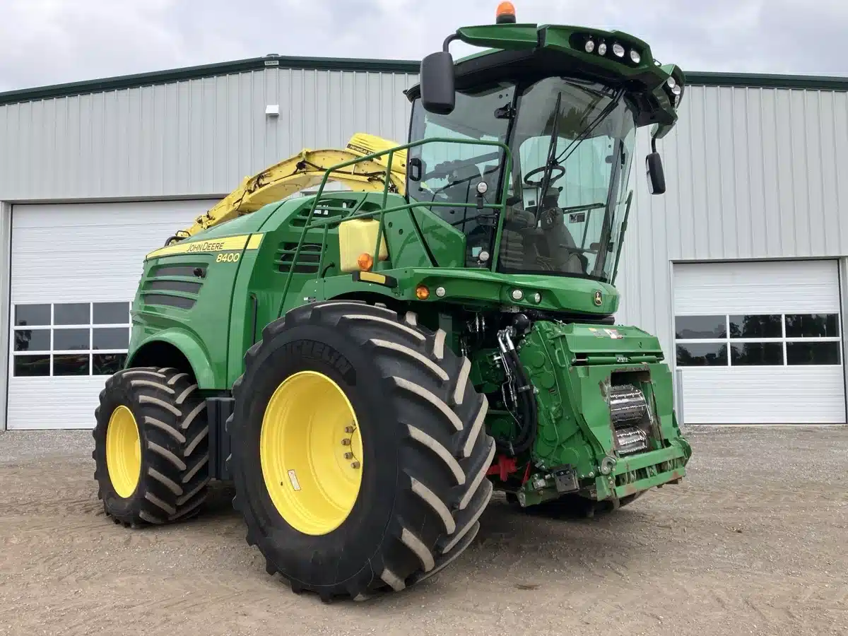 Gallery image 1 for Used 2022 John Deere 8400 Forage Harvester