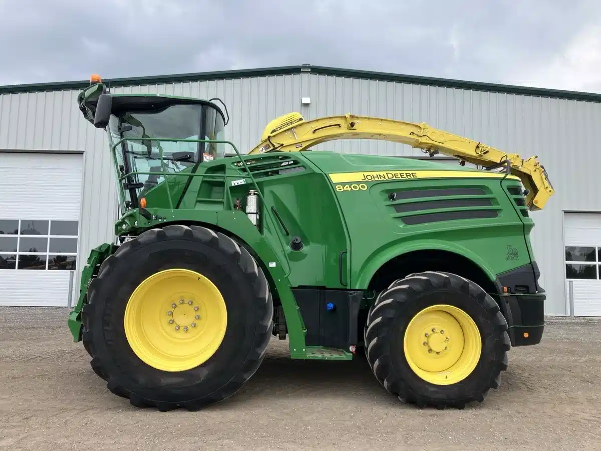Gallery image 2 for Used 2022 John Deere 8400 Forage Harvester