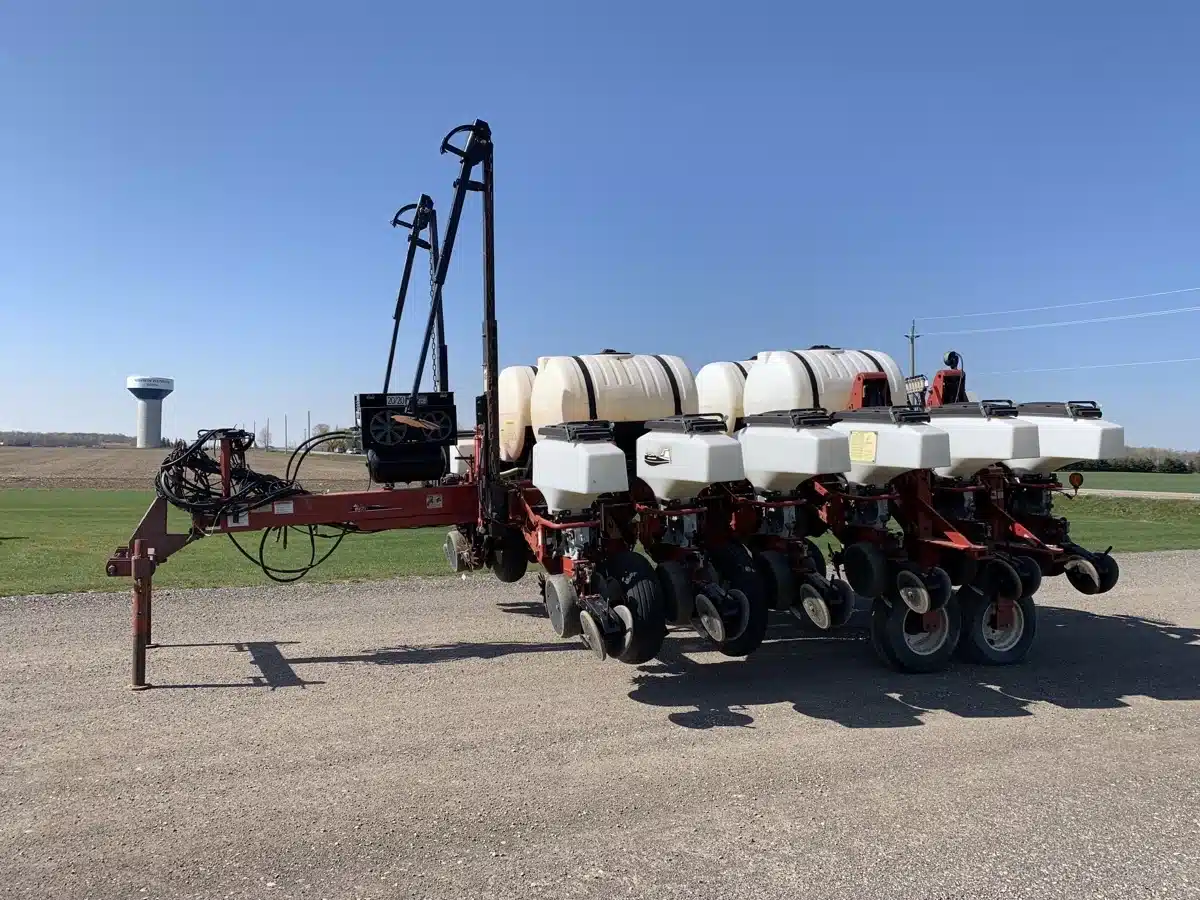 Gallery image 1 for Used 2002 Oliver 8182 Planter