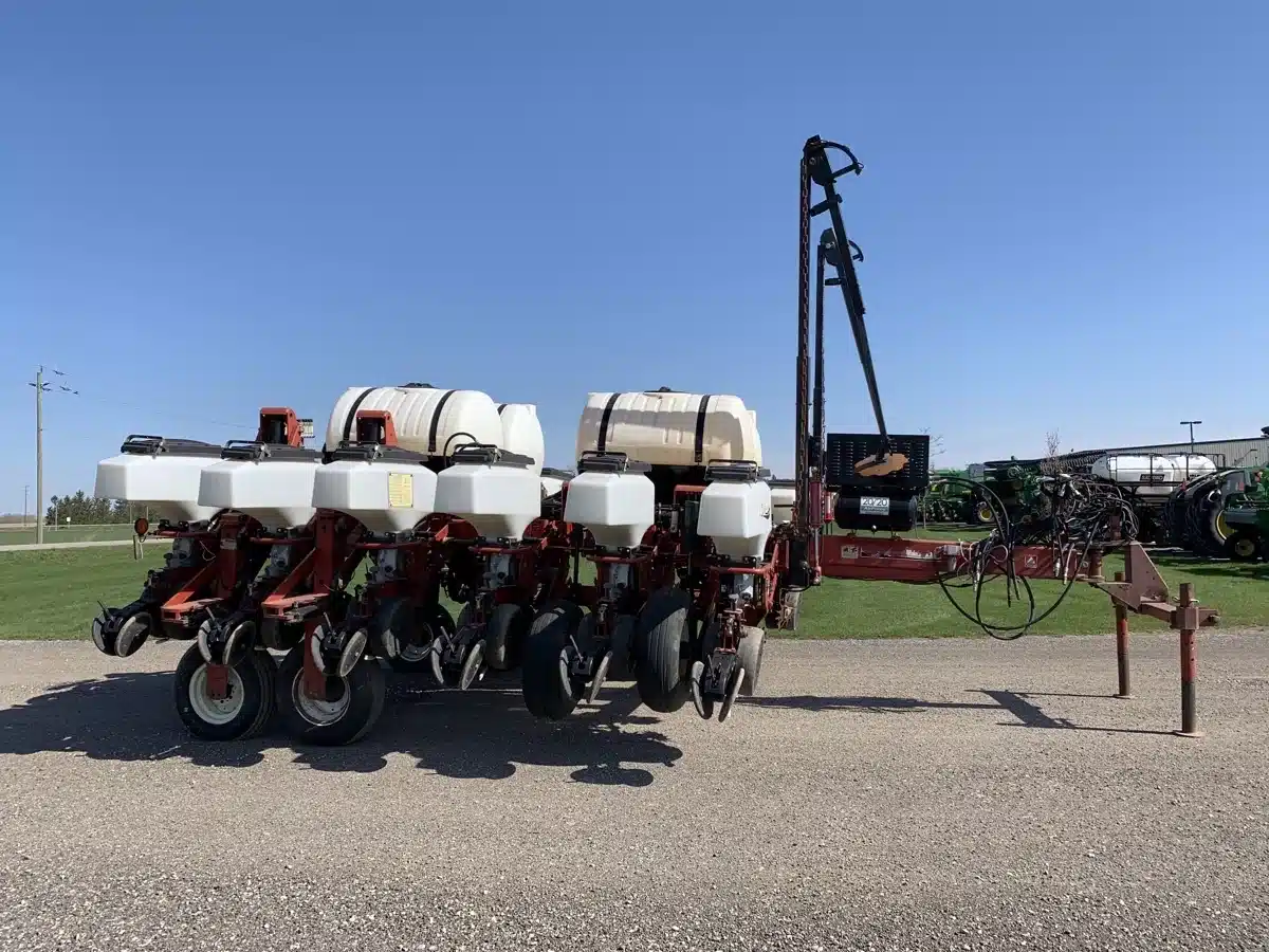 Gallery image 2 for Used 2002 Oliver 8182 Planter