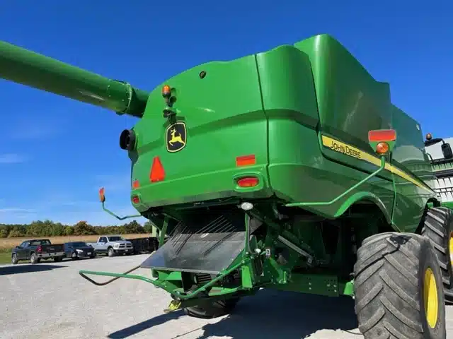 Gallery image 2 for Used 2017 John Deere S680 Combine