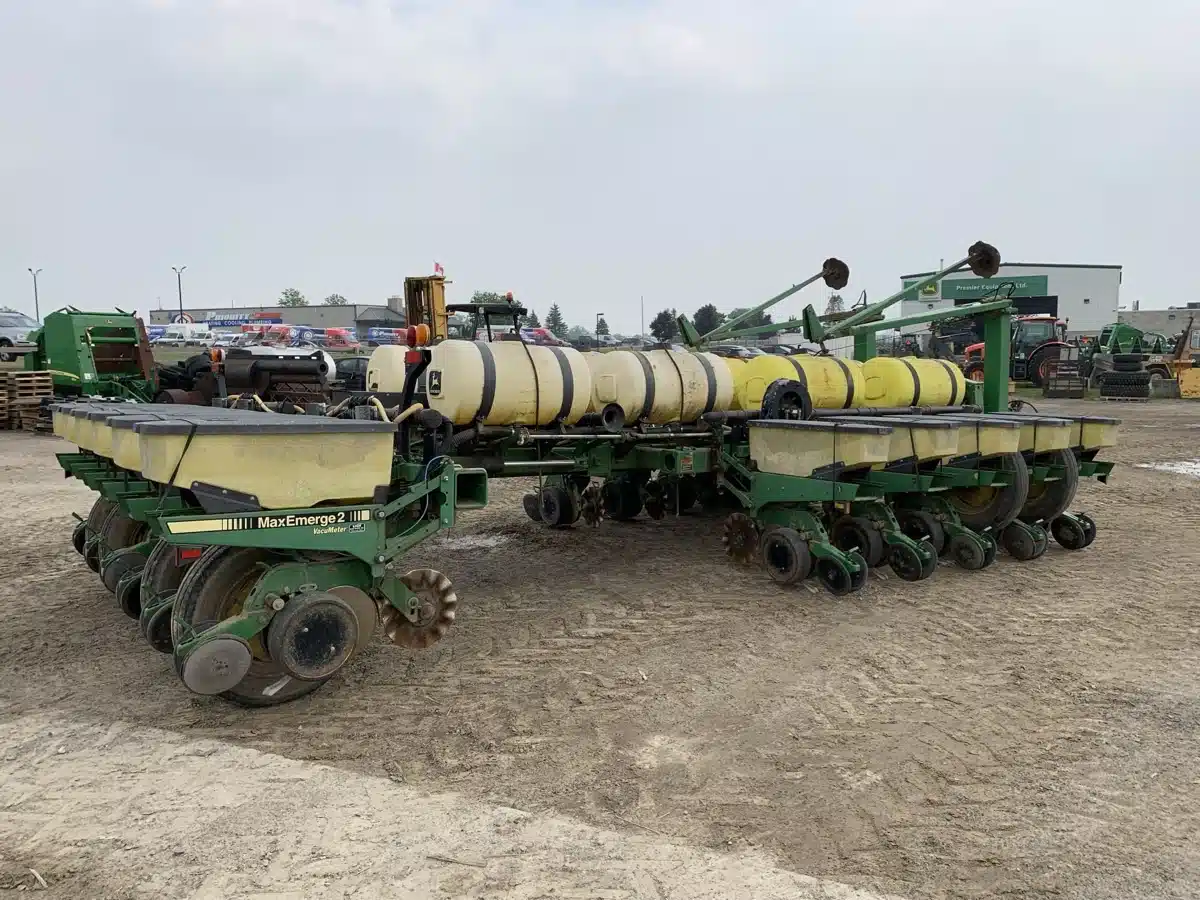 Gallery image 2 for Used 1994 John Deere 7200 Planter