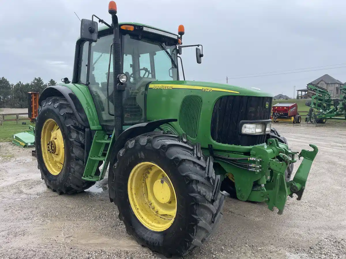 Gallery image 1 for Used 2004 John Deere 7520 Tractor