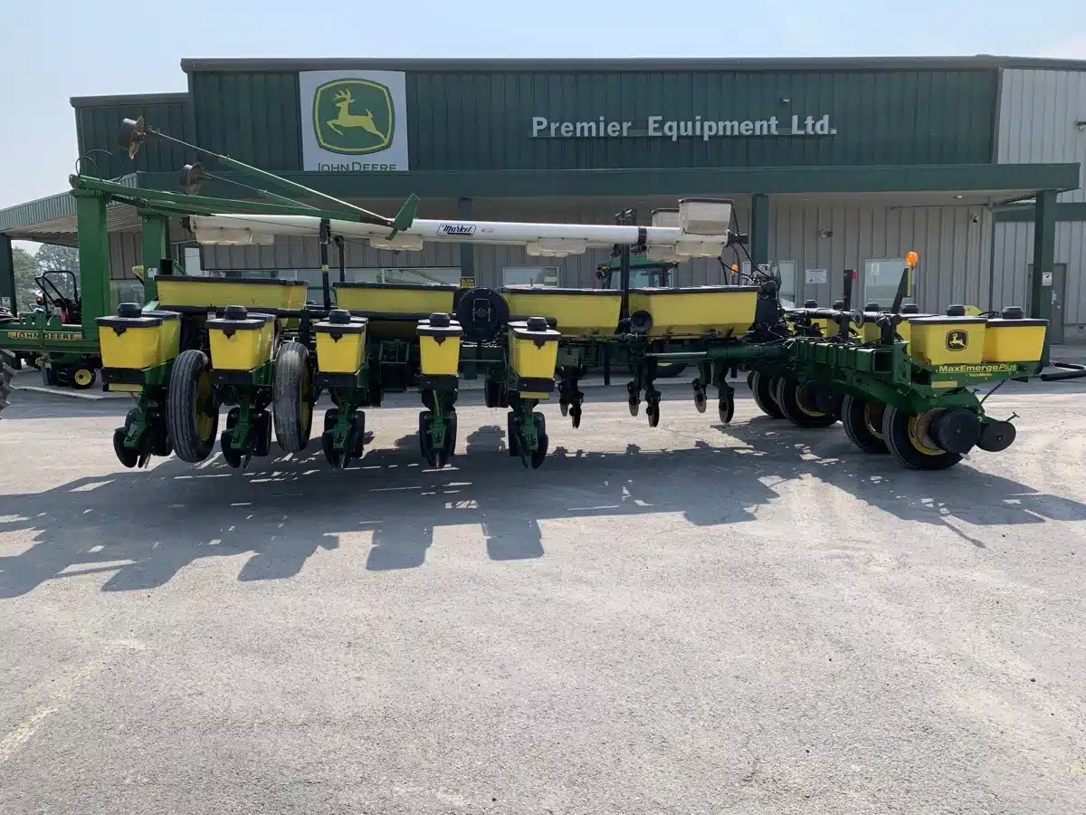 Gallery image 1 for Used 2000 John Deere 1770 Planter