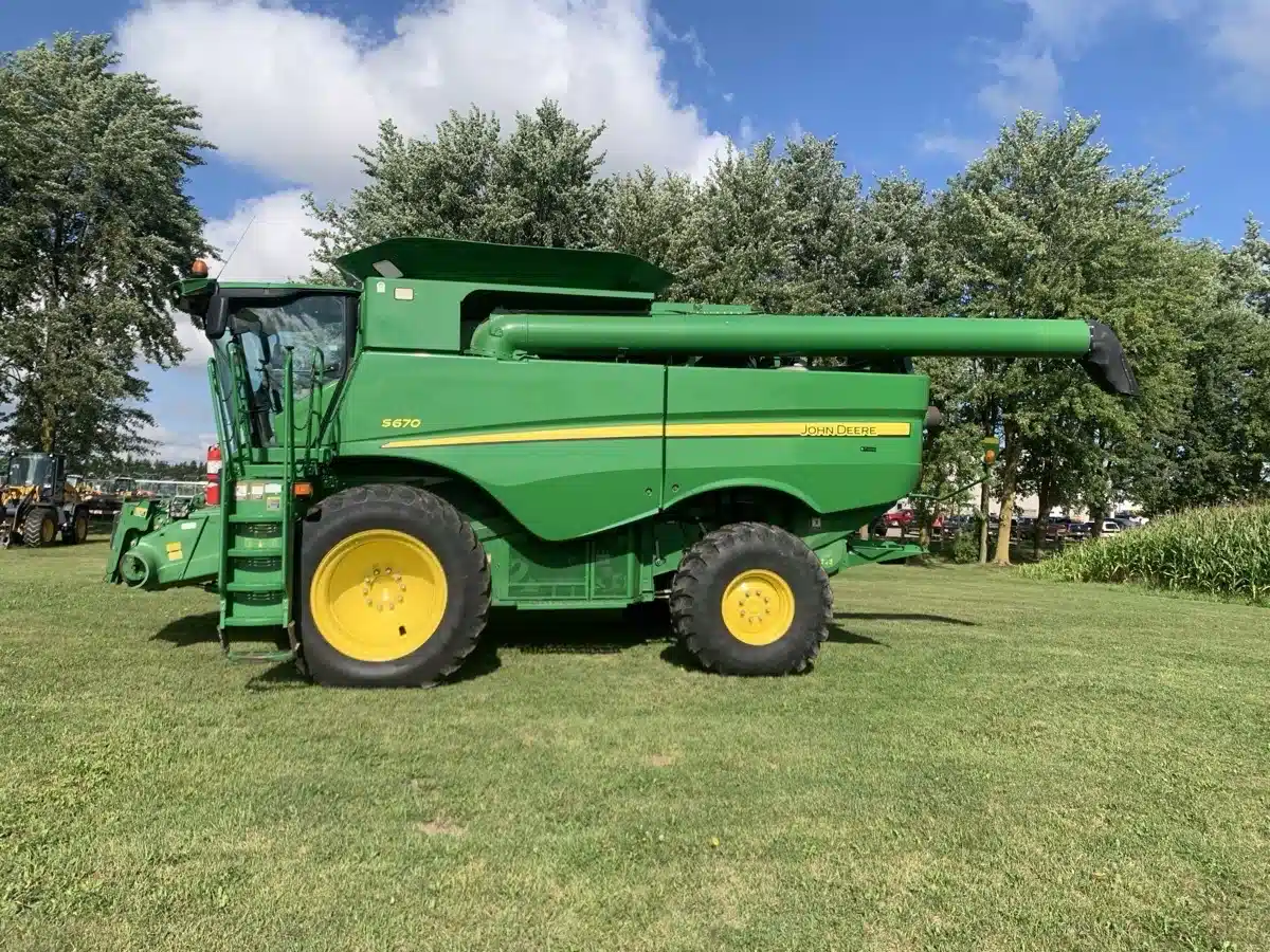 Gallery image 2 for Used 2013 John Deere S670 Combine