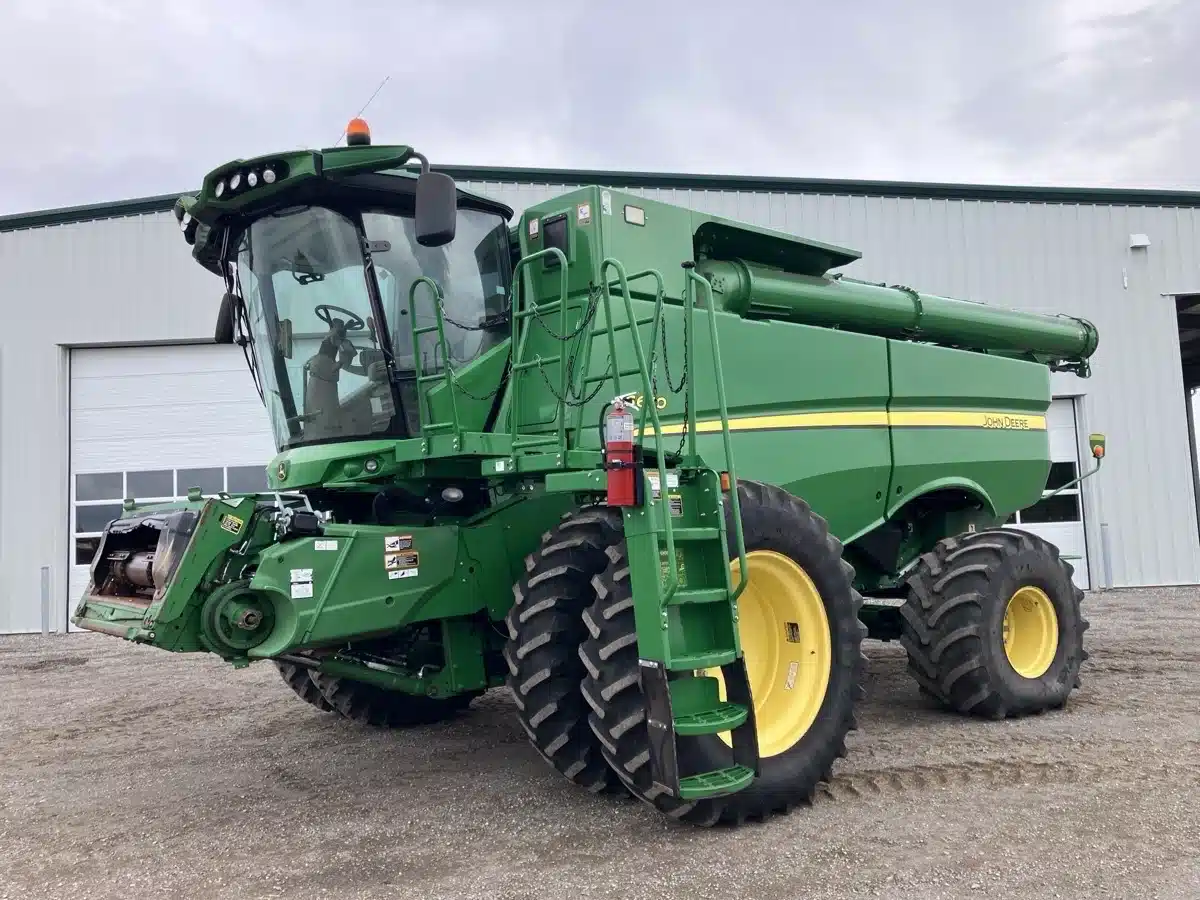 Gallery image 1 for Used 2017 John Deere S670 Combine