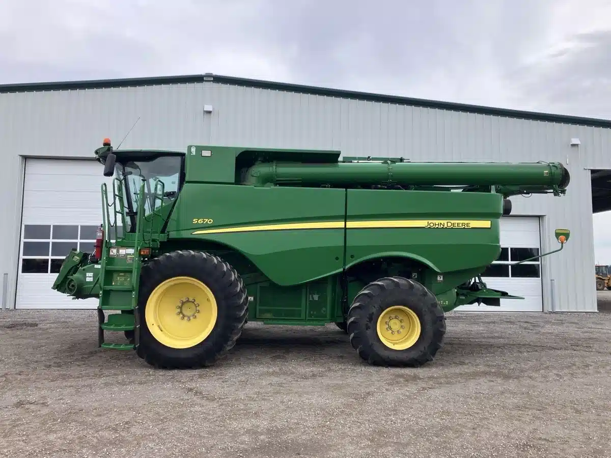 Gallery image 2 for Used 2017 John Deere S670 Combine