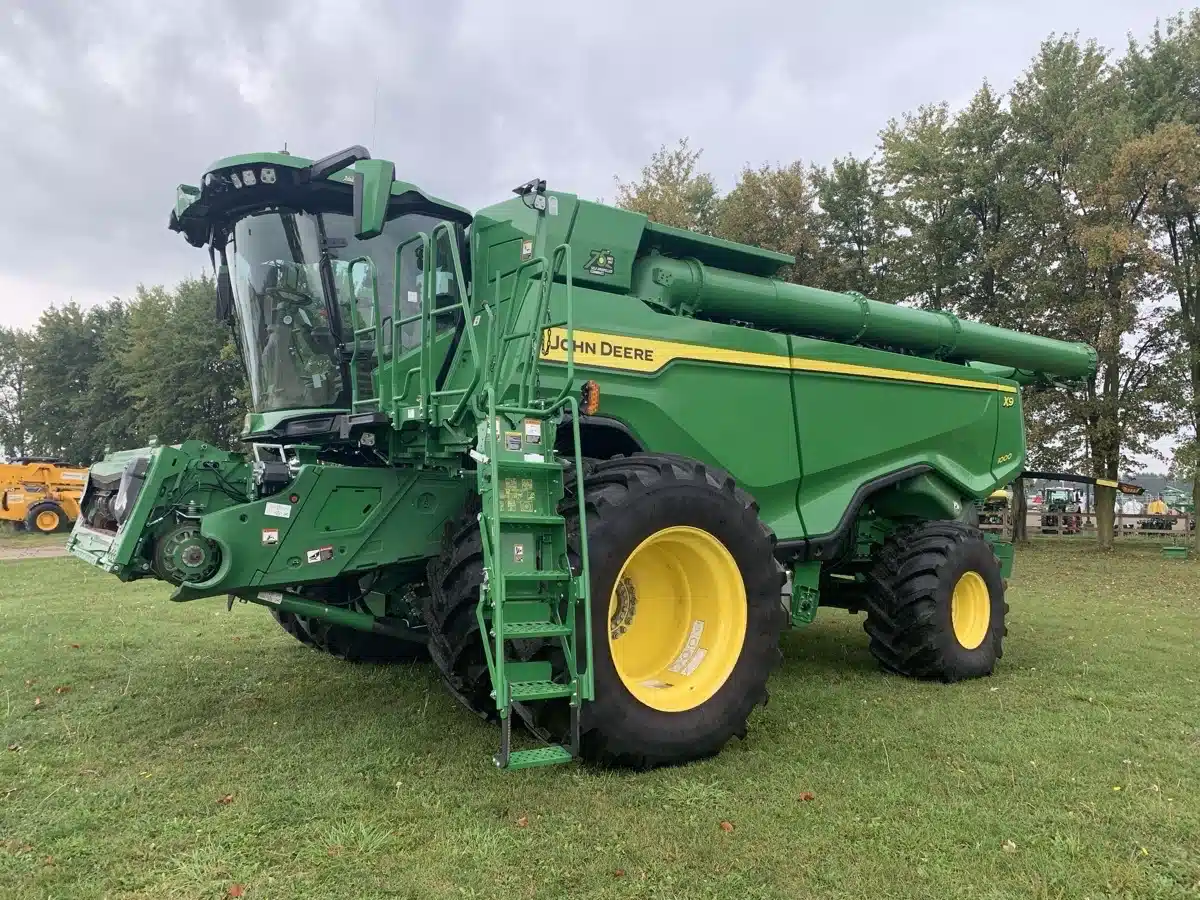 Gallery image 1 for Used 2022 John Deere X9 1000 Combine