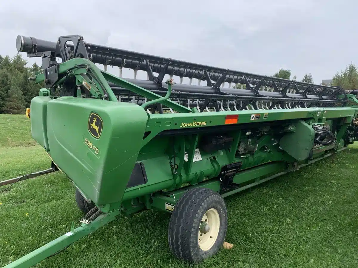 Gallery image 1 for Used 2011 John Deere 635FD Header - Draper