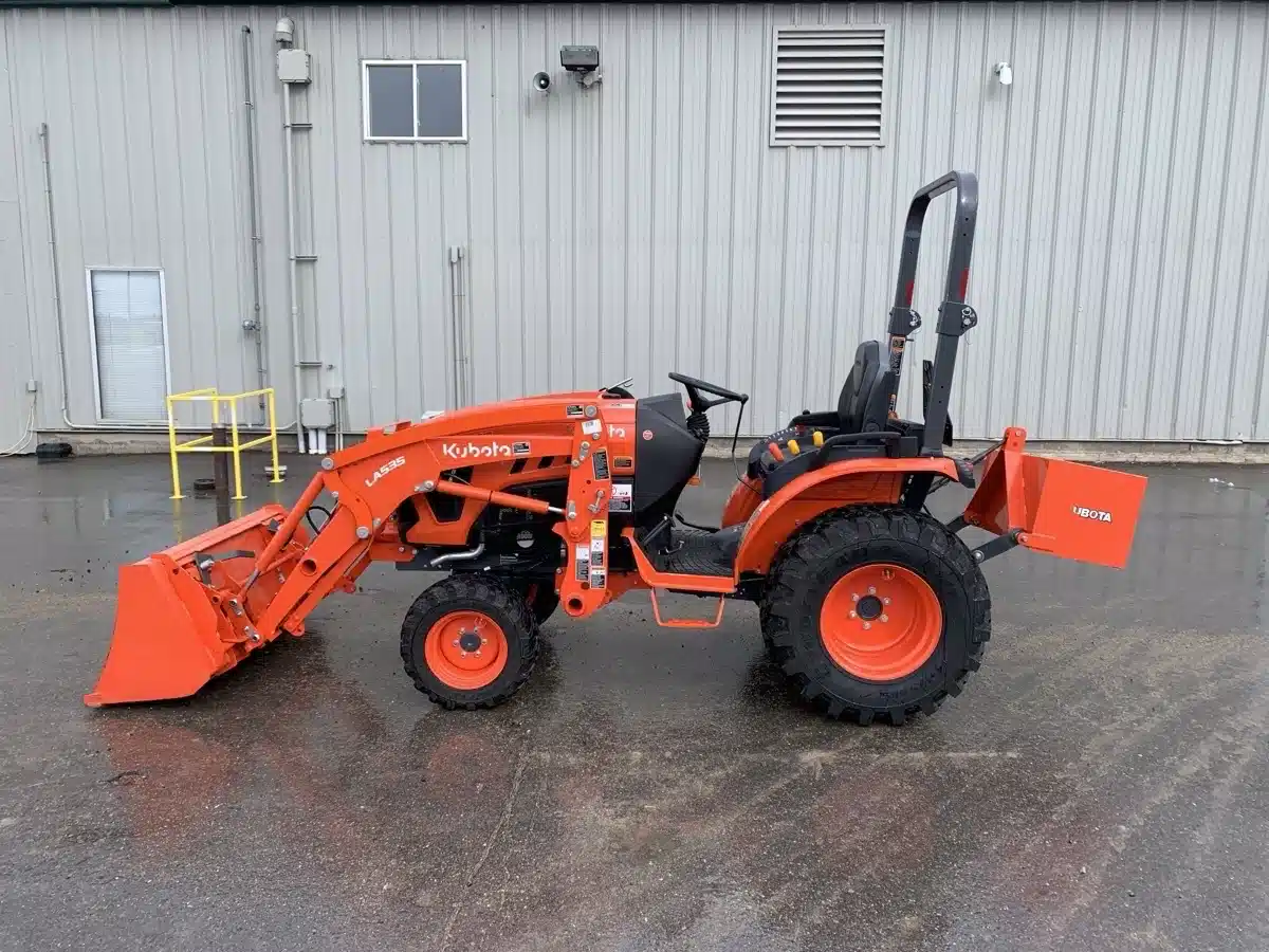 Gallery image 1 for Used 2022 Kubota LX2610 Tractor
