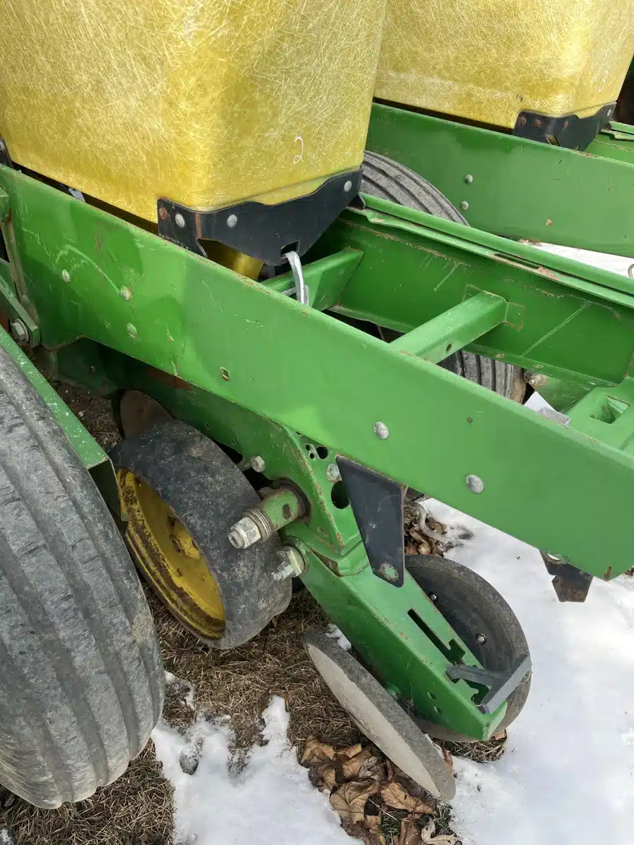 Gallery image 2 for Used 1990 John Deere 7200 Planter