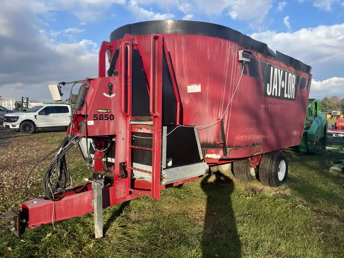 Gallery image 2 for Used 2016 Jaylor 5850 TMR Mixer