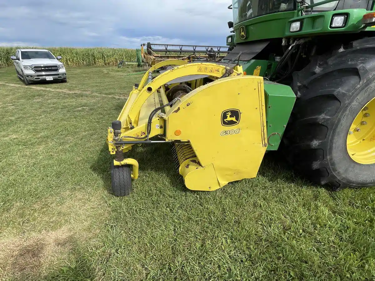 Gallery image 2 for 2011 John Deere 630 Header - Pickup