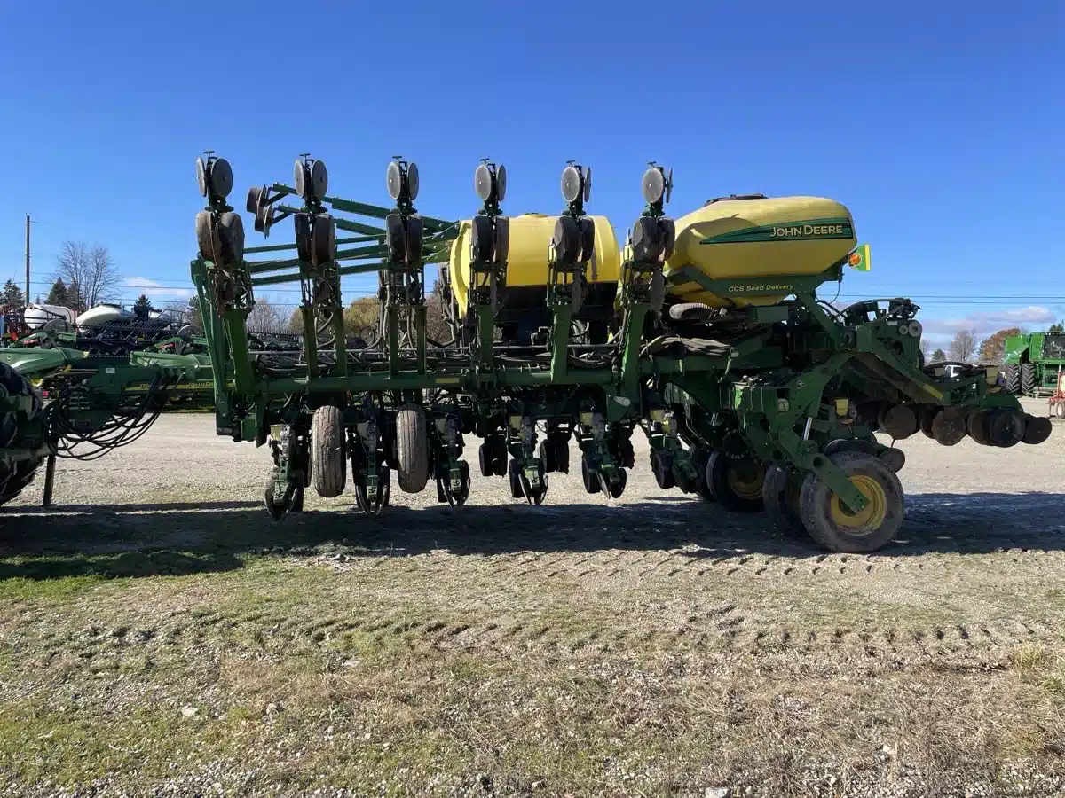 Gallery image 2 for 2008 John Deere 1790 Planter