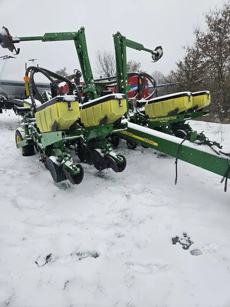 Gallery image 2 for Used 2002 John Deere 1760NT Planter