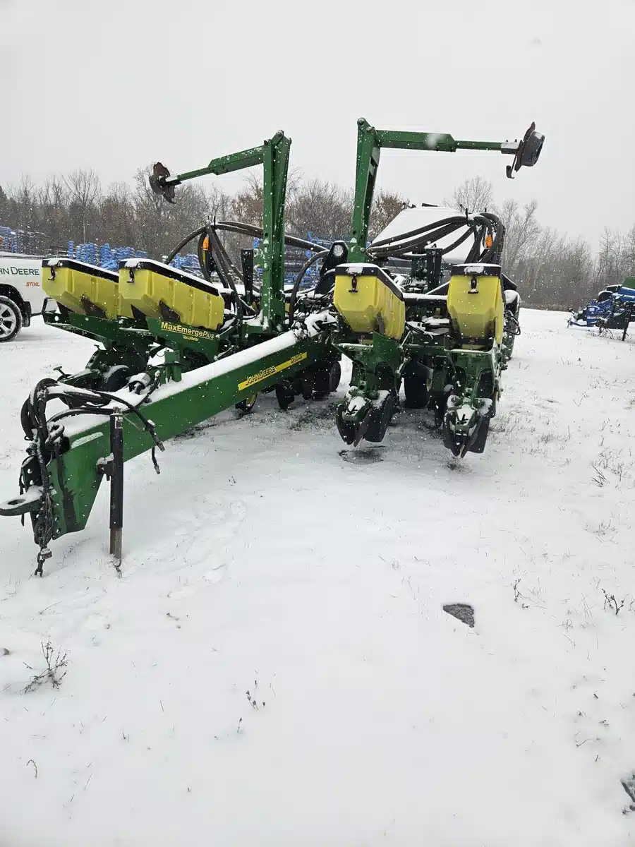 Gallery image 1 for Used 2002 John Deere 1760NT Planter