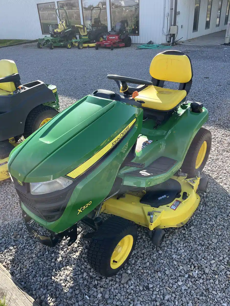 Gallery image 1 for 2014 John Deere X320 Lawn Tractor