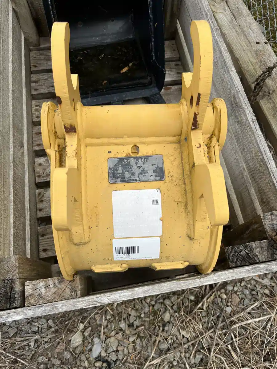 Gallery image 2 for John Deere 12" BUCKET BYT10959 Bucket