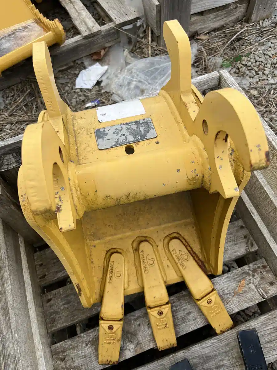 Gallery image 1 for John Deere 12" BUCKET BYT10959 Bucket