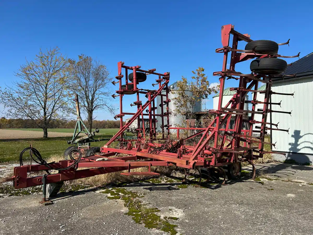 Used 1979 Wil-Rich 11-32 Cultivator