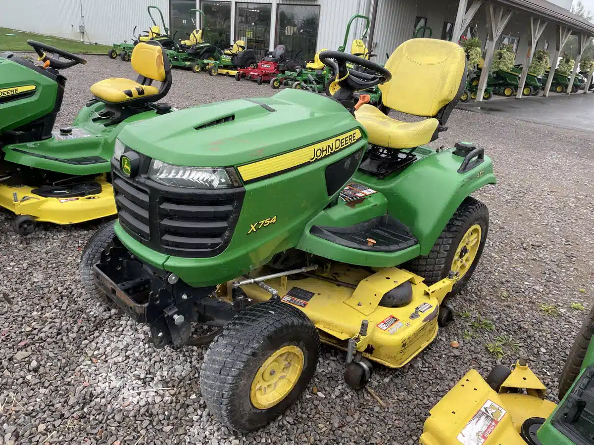 Gallery image 1 for 2015 John Deere X754 Lawn Tractor