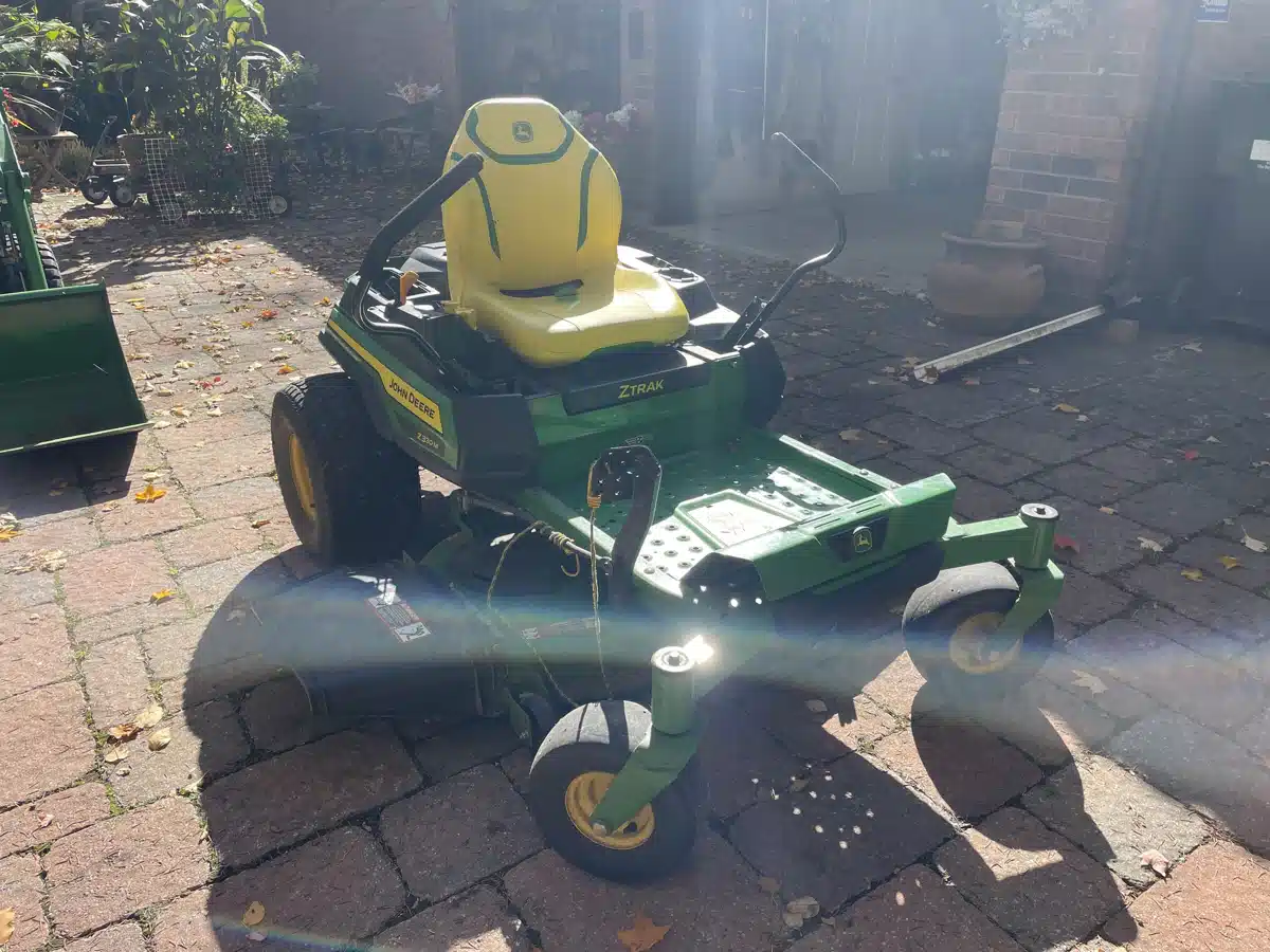 Gallery image 2 for 2023 John Deere Z330M Mower - Zero Turn
