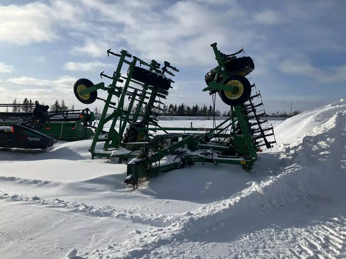 Gallery image 2 for Used John Deere 730 Chisel Plow