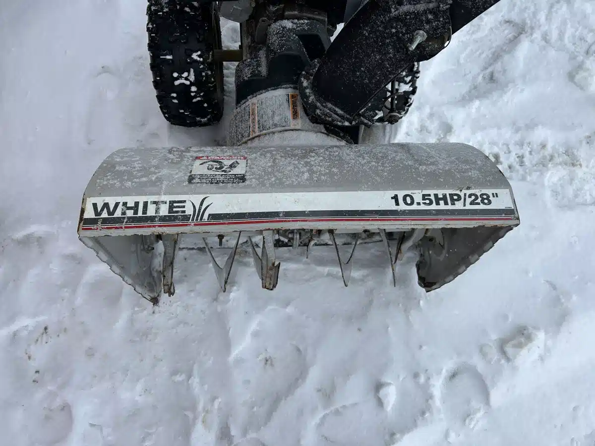Used 2002 White Outdoor 10-28 Snow Blower