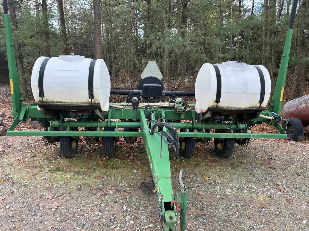 Gallery image 2 for John Deere 7200 Planter
