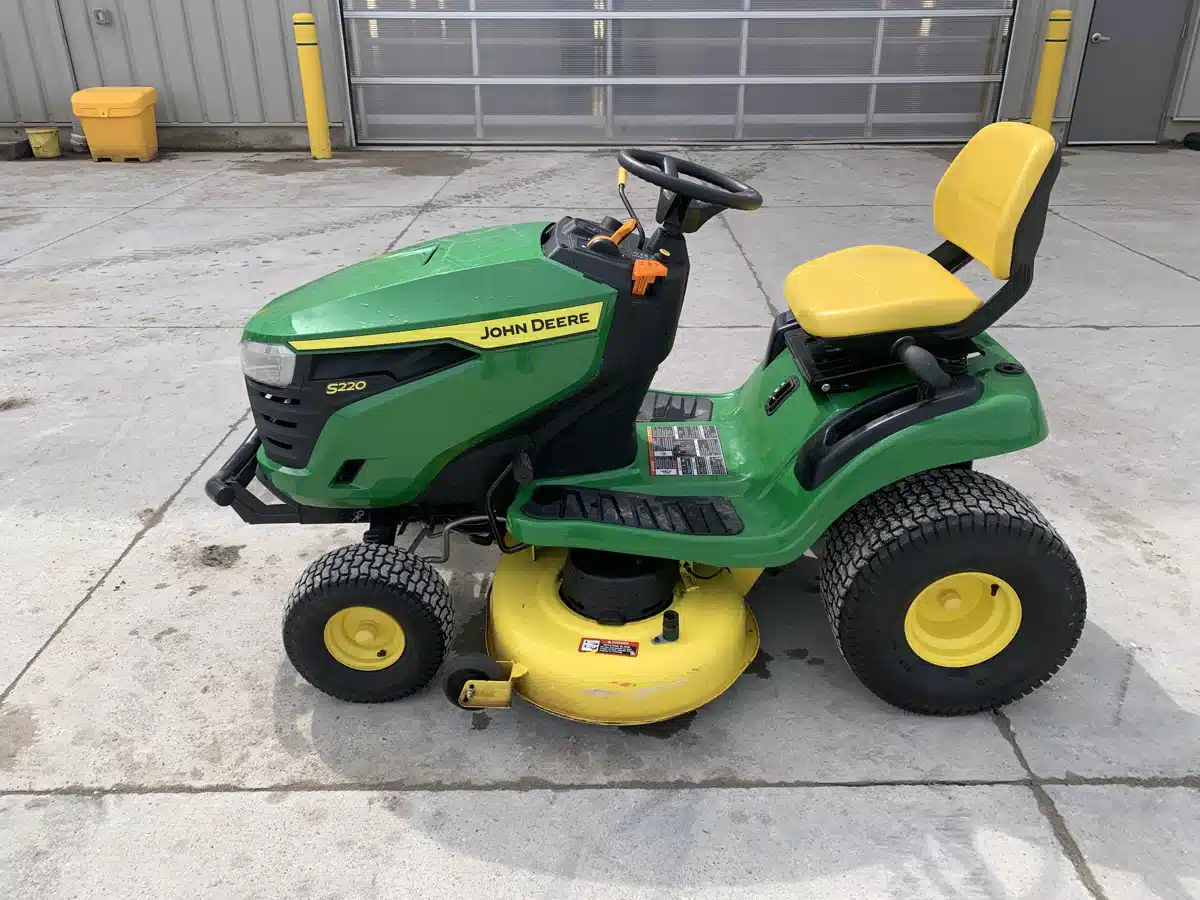 Gallery image 2 for 2022 John Deere S220 Lawn Tractor