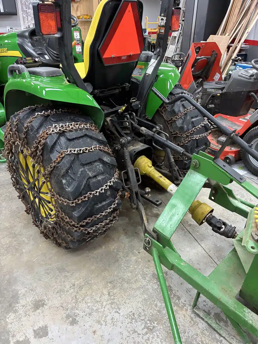 Gallery image 2 for 2011 John Deere 3320 Tractor