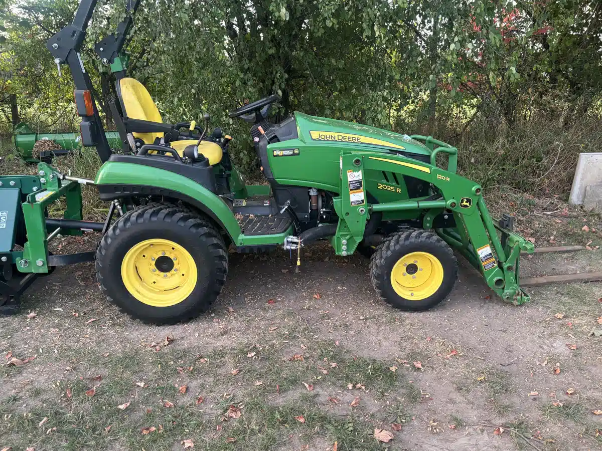 2017 John Deere 2025R Tractor