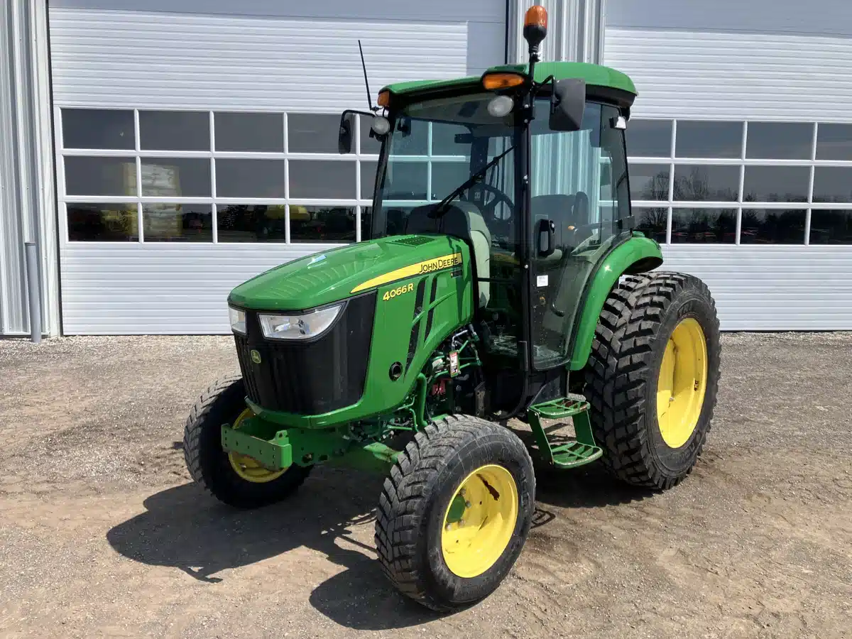 Photo de la Galerie 2 pour 2021 John Deere 4066R Tracteur