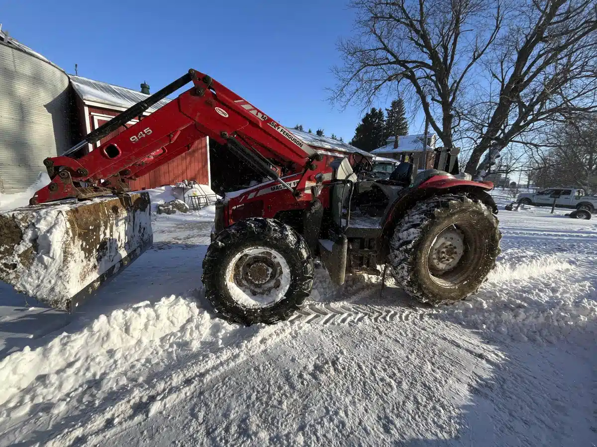 Gallery image 1 for 2009 Massey Ferguson 5425 Tractor
