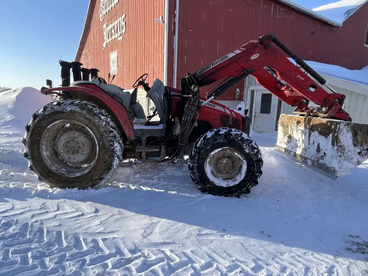 Gallery image 2 for 2009 Massey Ferguson 5425 Tractor
