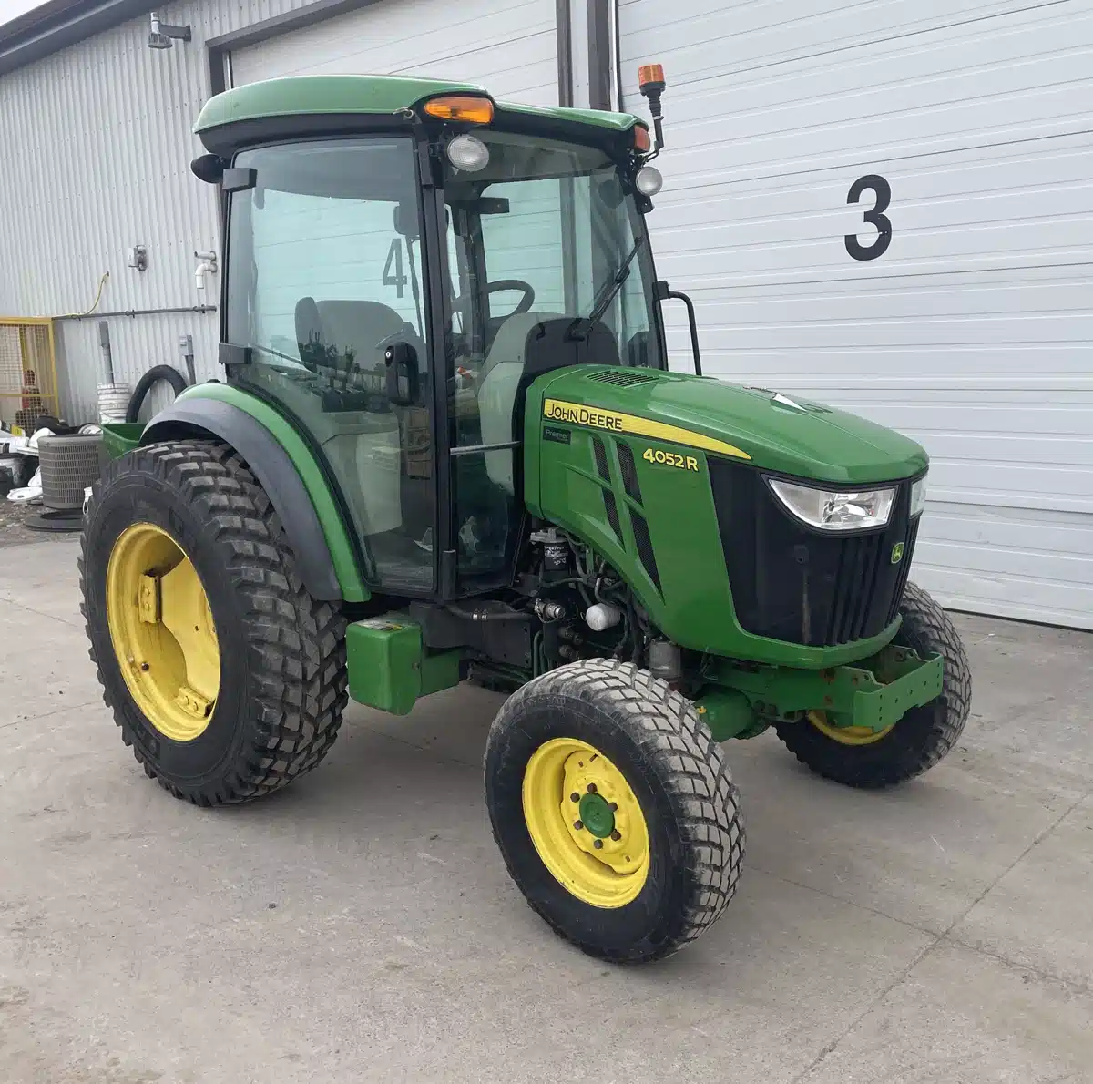 Photo de la Galerie 1 pour 2022 John Deere 4052R Tracteur