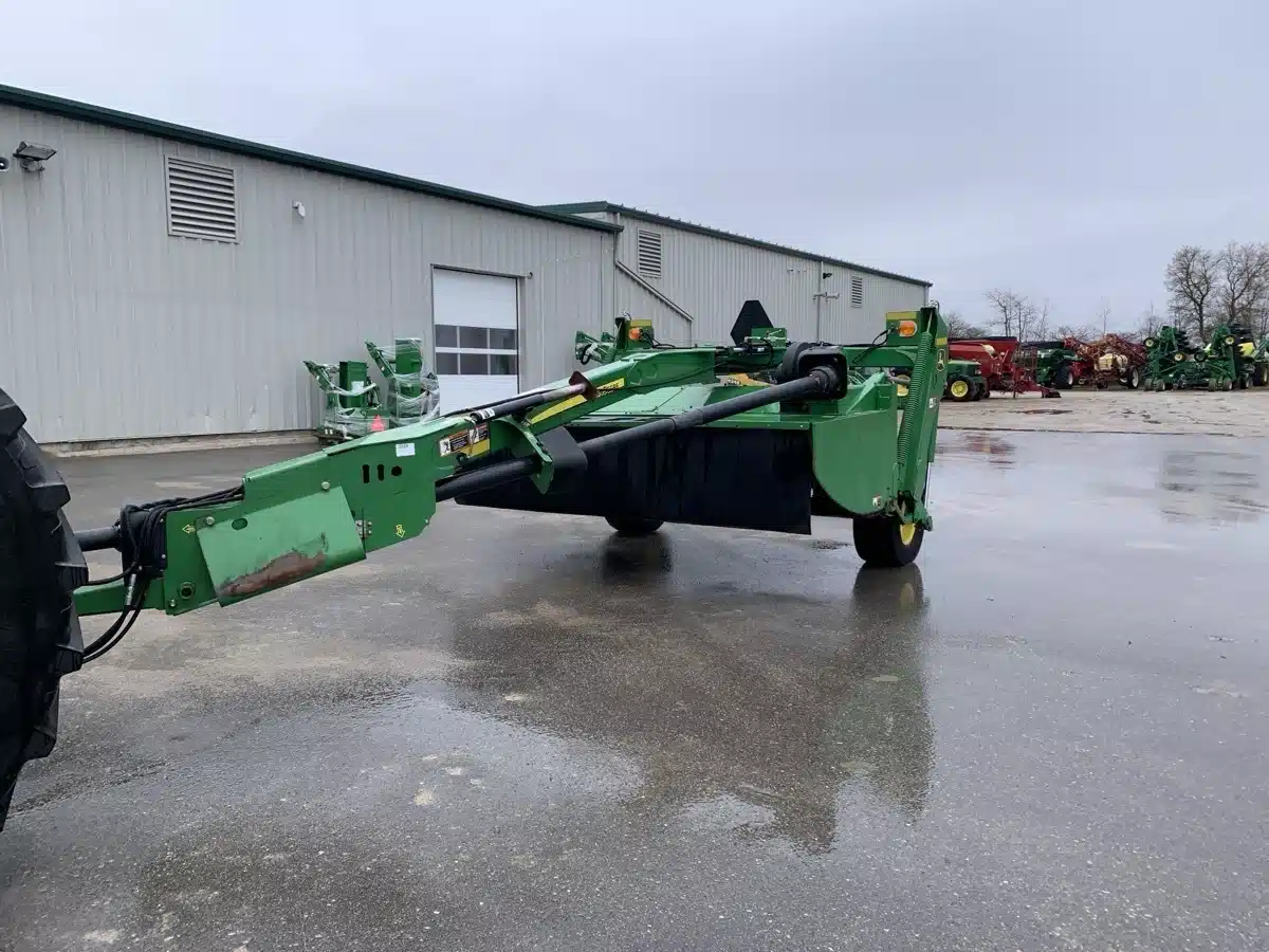 Photo de la Galerie 1 pour 2011 John Deere 630 MOCO Faucheuse-conditionneuse