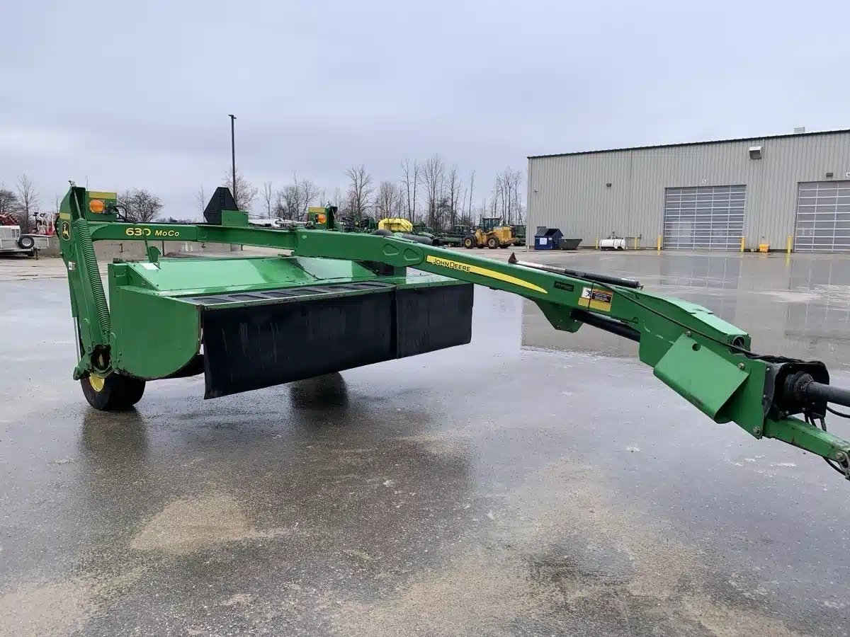 Photo de la Galerie 2 pour 2011 John Deere 630 MOCO Faucheuse-conditionneuse
