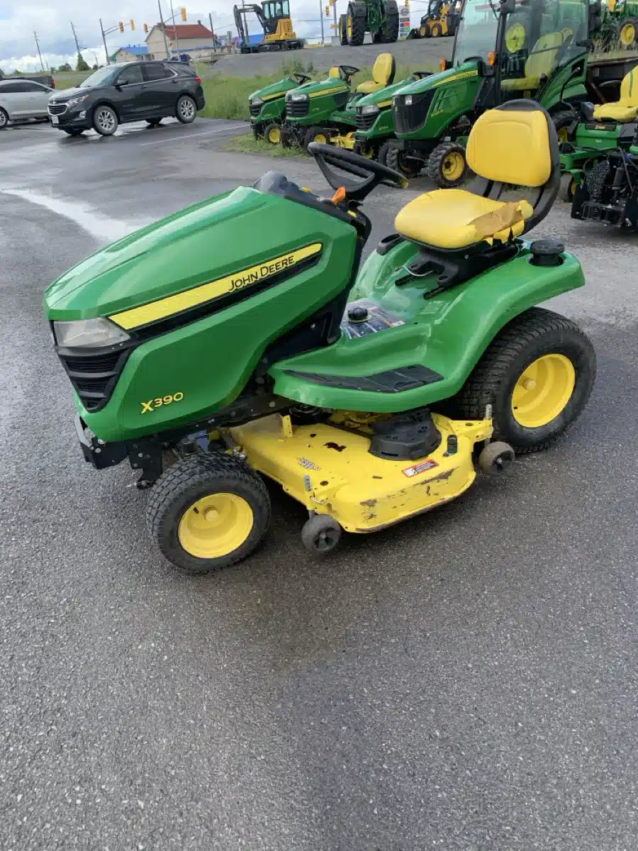 Photo de la Galerie 2 pour 2017 John Deere X390 Tracteur à pelouse