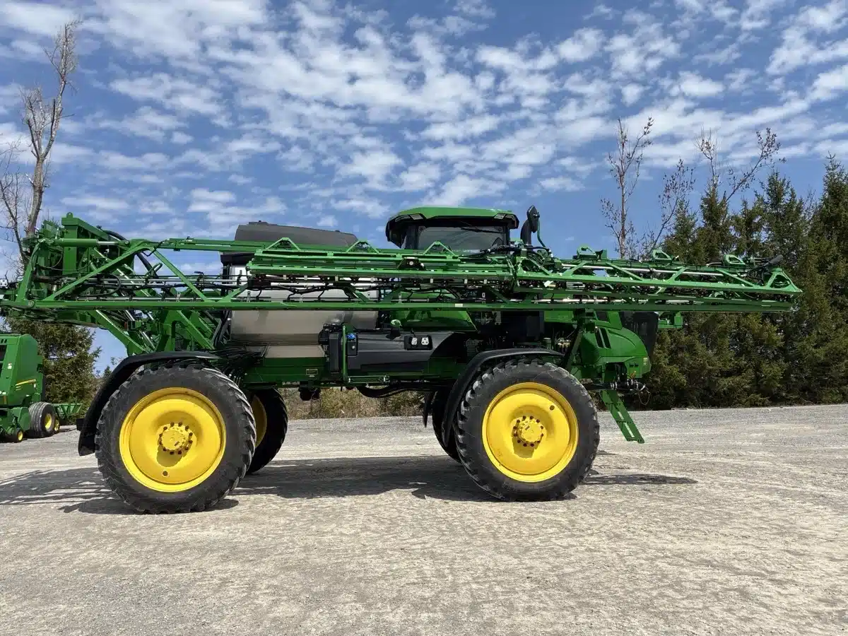 Photo de la Galerie 1 pour 2025 John Deere 412R Arroseur - Automoteur