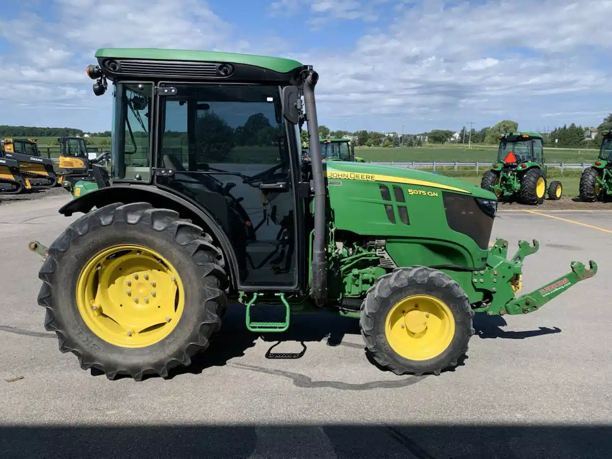 Photo de la Galerie 2 pour 2022 John Deere 5075GN Tracteur