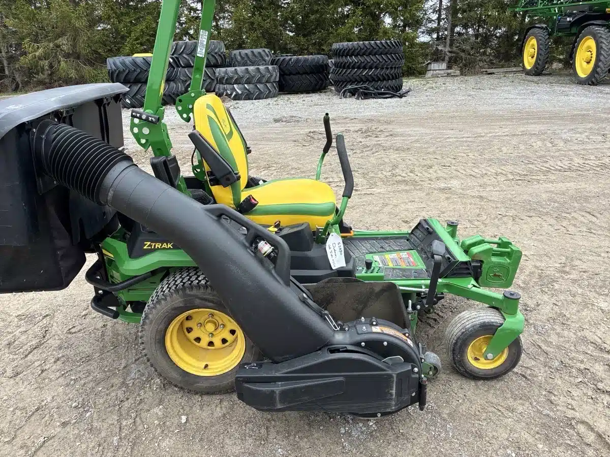 Photo de la Galerie 2 pour 2022 John Deere Z545R Tondeuse à rayon de braquage zéro