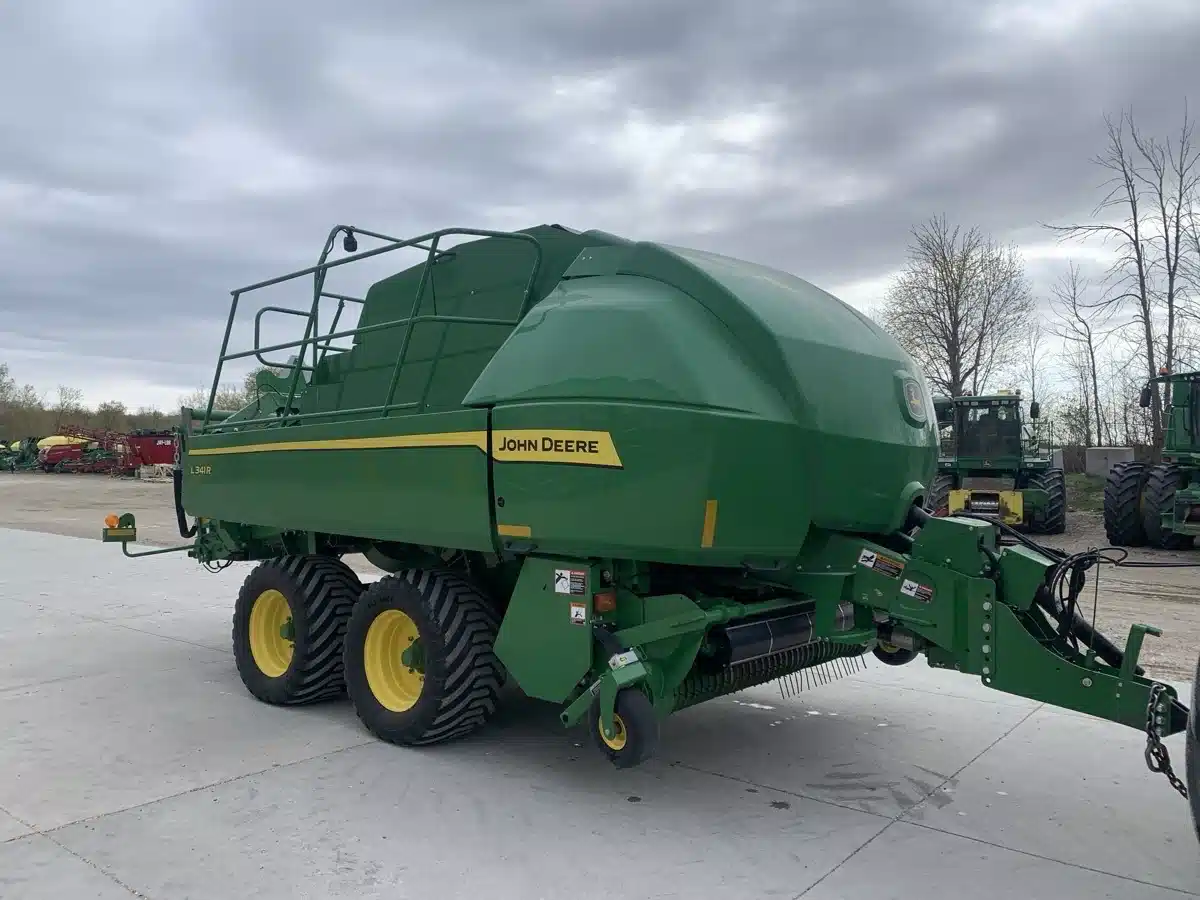 Photo de la Galerie 2 pour 2024 John Deere L341R Presse à Balle Carrée/Large