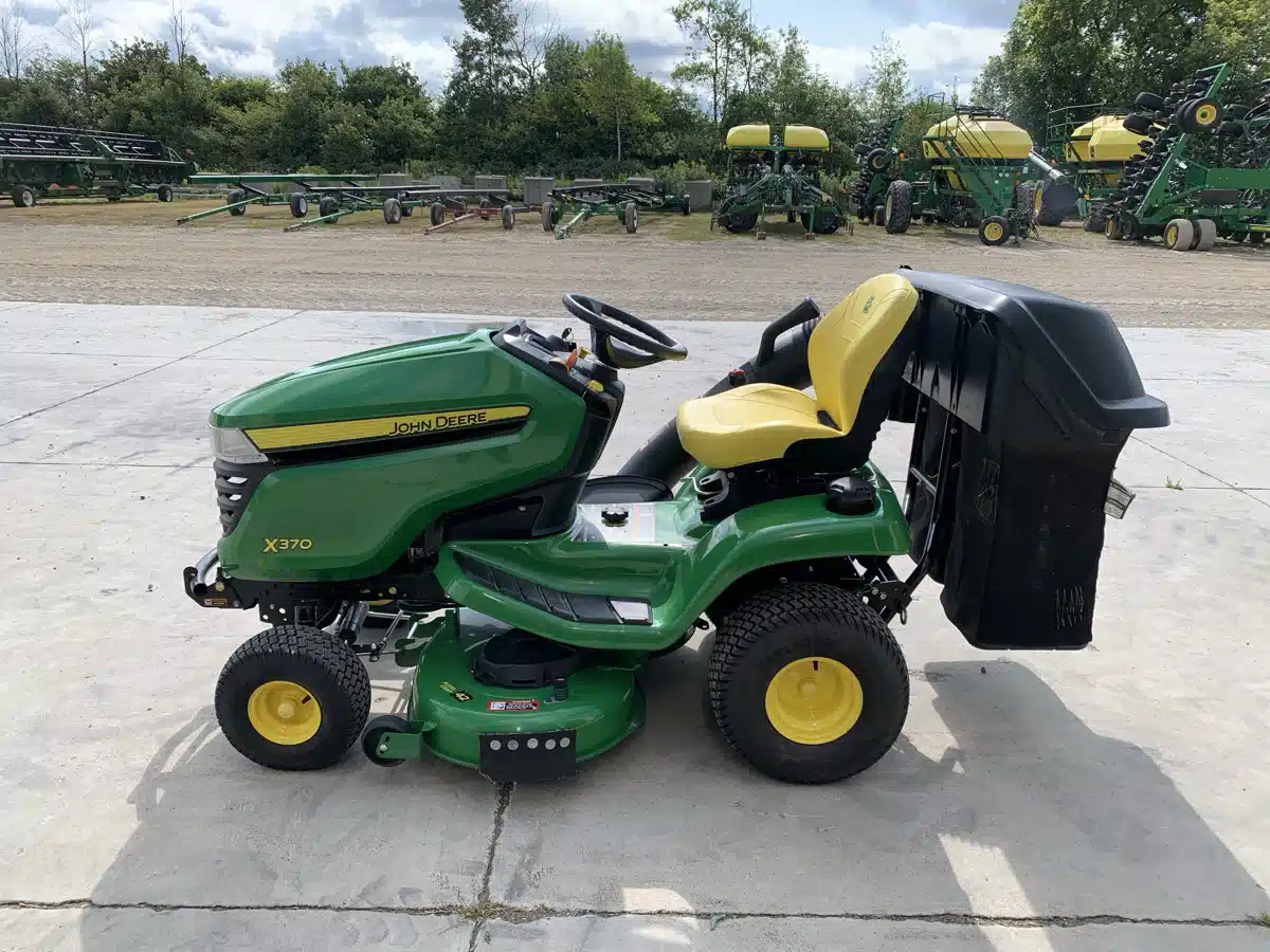 Photo de la Galerie 1 pour 2025 John Deere X370 Tracteur à pelouse