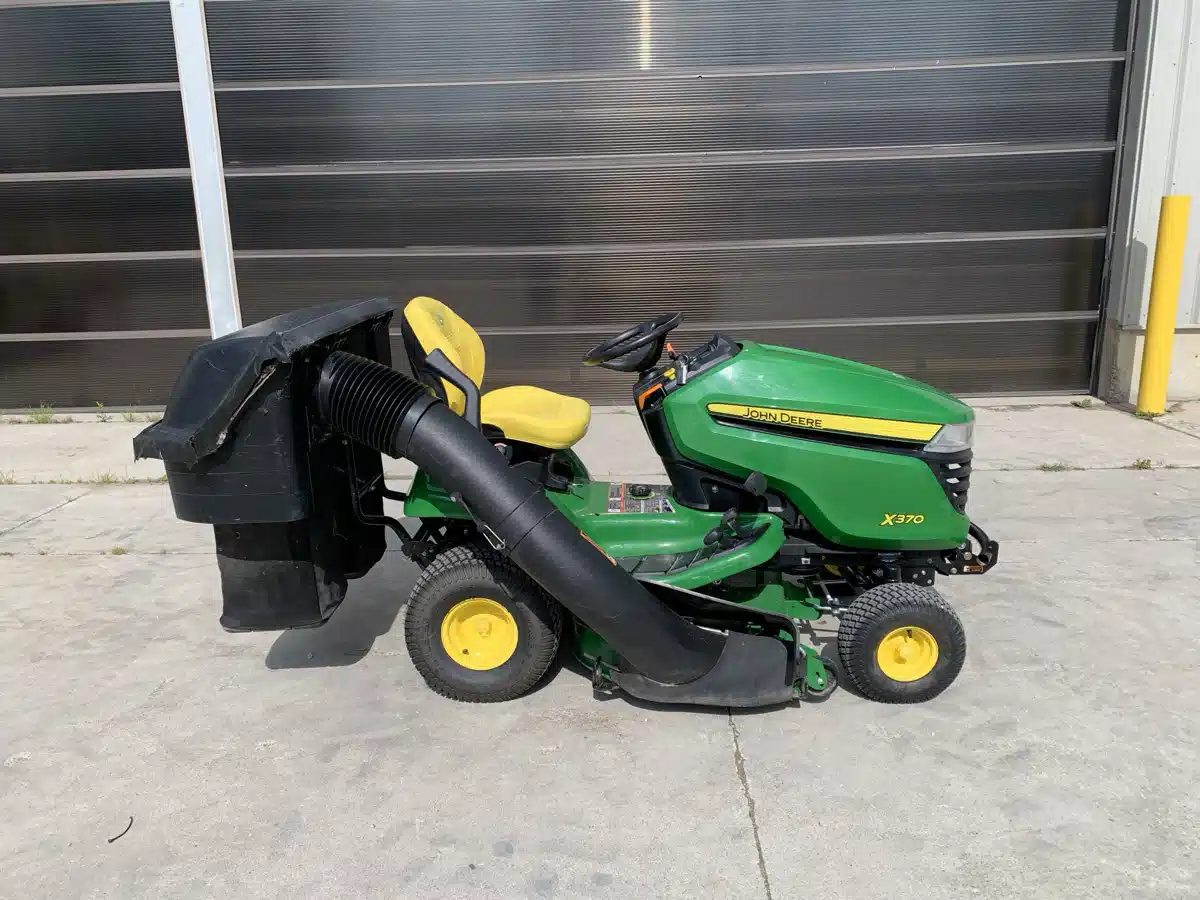 Photo de la Galerie 2 pour 2025 John Deere X370 Tracteur à pelouse